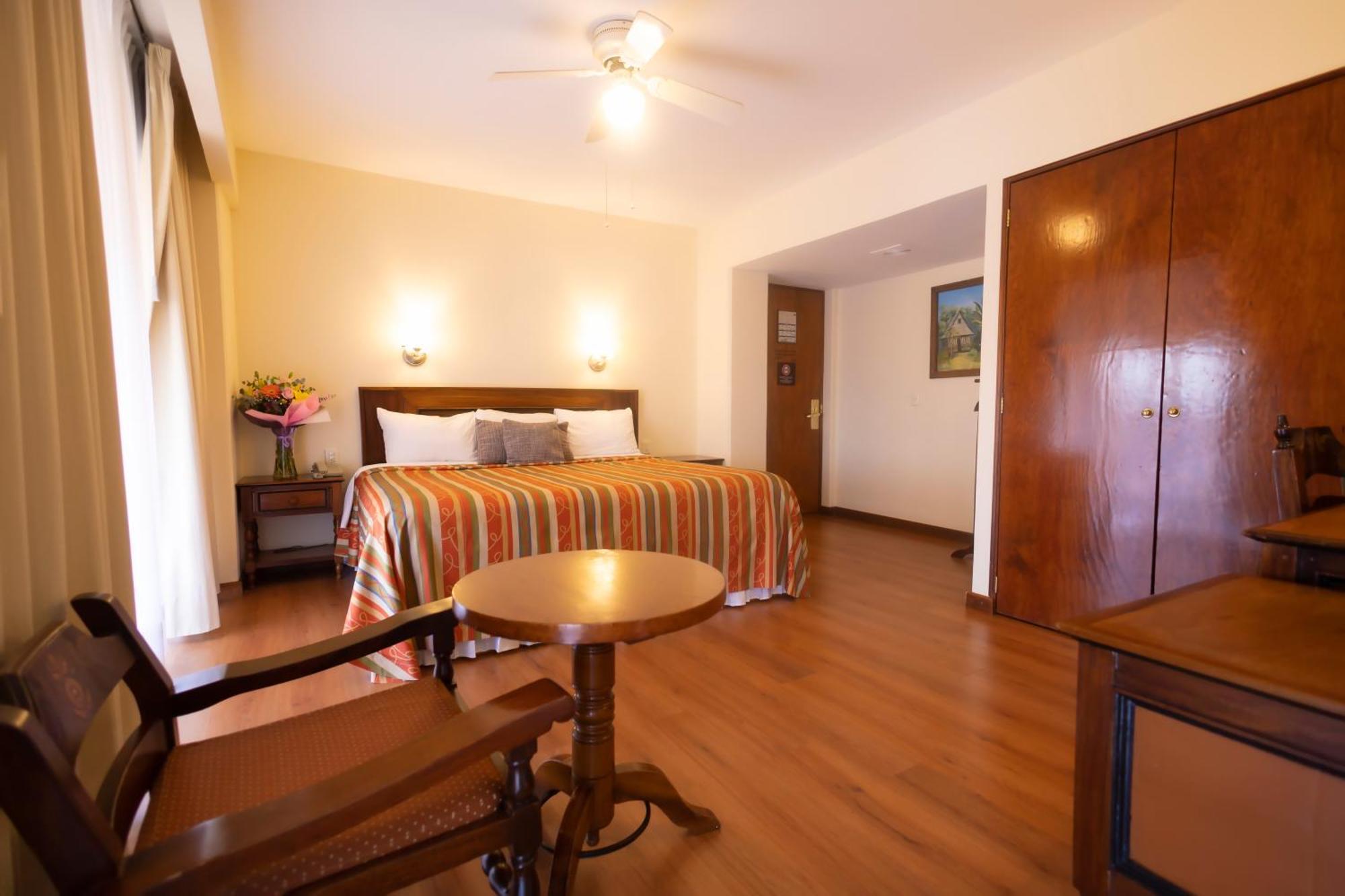 Plaza Uruapan Hotel Exteriör bild